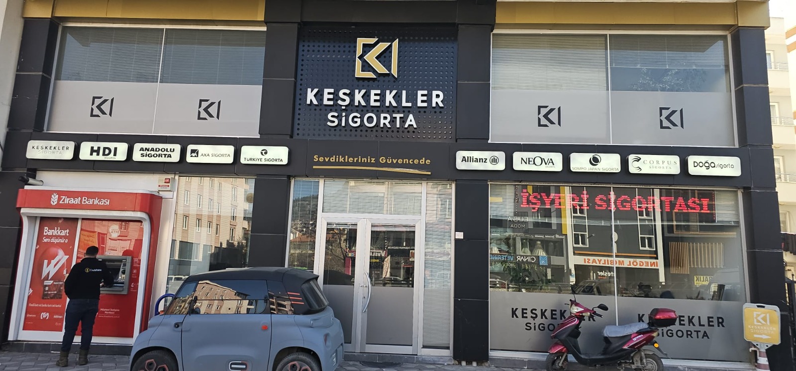 Keşkekler Sigorta ofisinin Behzat Bulvarı üzerindeki dış cephesi ve anlaşmalı sigorta şirketi tabelaları